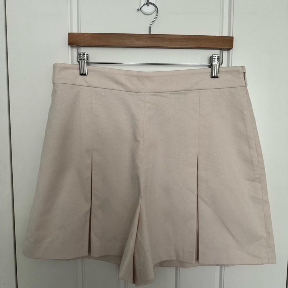 Uniqulo dress shorts in cram off white. Beautiful condition